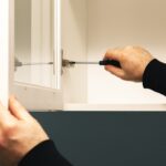 ¿Cómo ajustar la puerta de un armario?