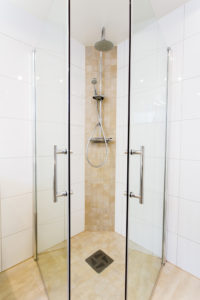 Plato de ducha italiano con mampara y puerta