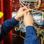 ¿Cuánto pagar por un electricista y por qué servicios?